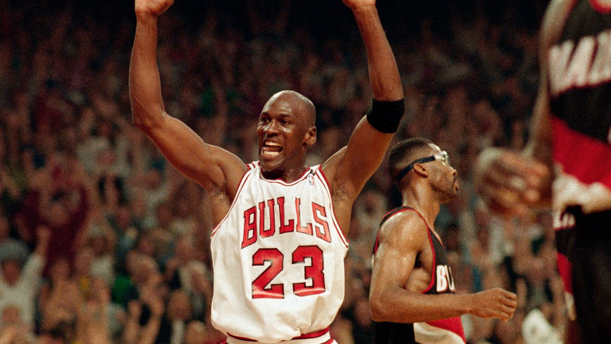 Michael Jordan bei einem Heimsieg der  Chicago Bulls über die Portland Trail Blazers im Juni 1992. - Foto: John Swart/AP/dpa