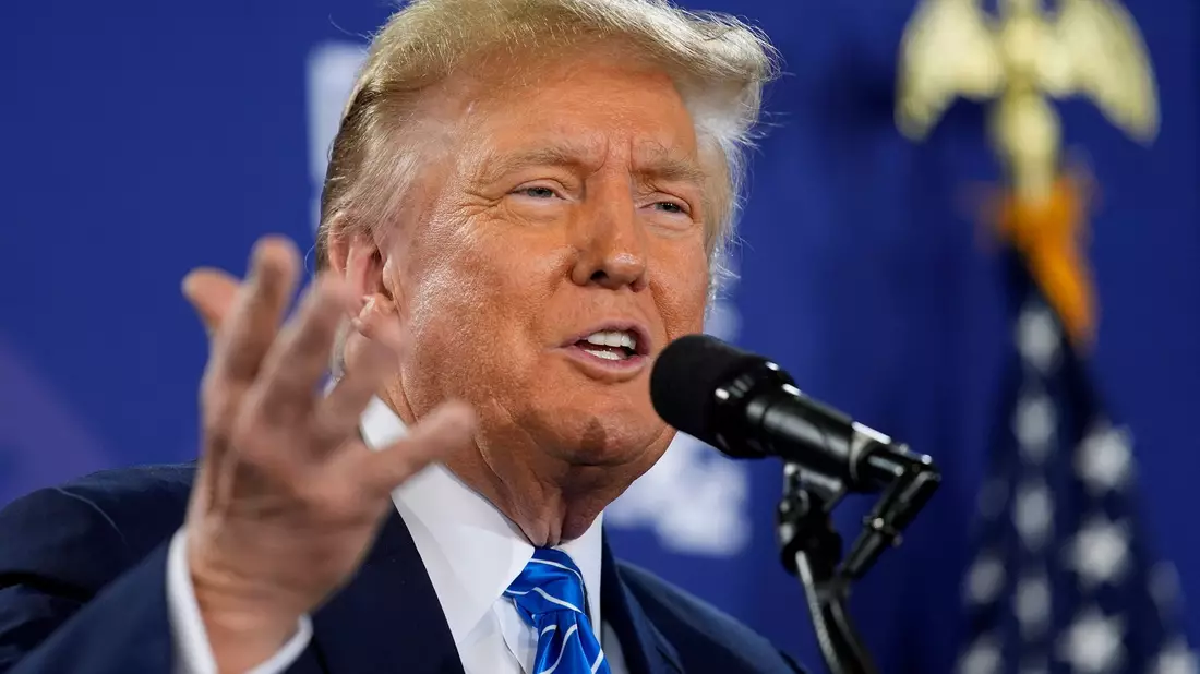 Der ehemalige US-Präsident Donald Trump ist wegen Verdacht auf Wahlbetrug angeklagt. - Bild: John Locher/AP