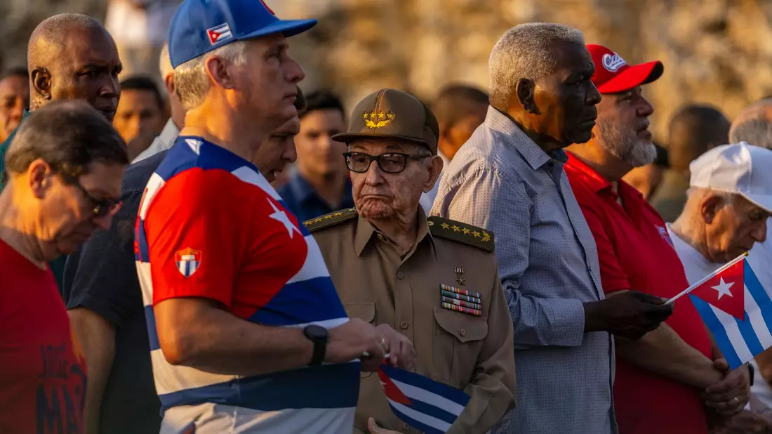Miguel Diaz-Canel (2.v.l), Präsident von Kuba, und Raul Castro (M), ehemaliger Präsident von Kuba, nehmen an den Feierlichkeiten zum Tag der Arbeit teil. - Bild: Ramon Espinosa/AP/dpa