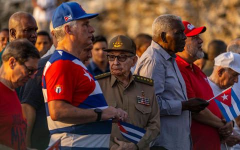 Miguel Diaz-Canel (2.v.l), PrÀsident von Kuba, und Raul Castro (M), ehemaliger PrÀsident von Kuba, nehmen an den Feierlichkeiten zum Tag der Arbeit teil. - Foto: Ramon Espinosa/AP/dpa Miguel Diaz-Canel (2.v.l), PrÀsident von Kuba, und Raul Castro (M), ehemaliger PrÀsident von Kuba, nehmen an den Feierlichkeiten zum Tag der Arbeit teil. - Foto: Ramon Espinosa/AP/dpa