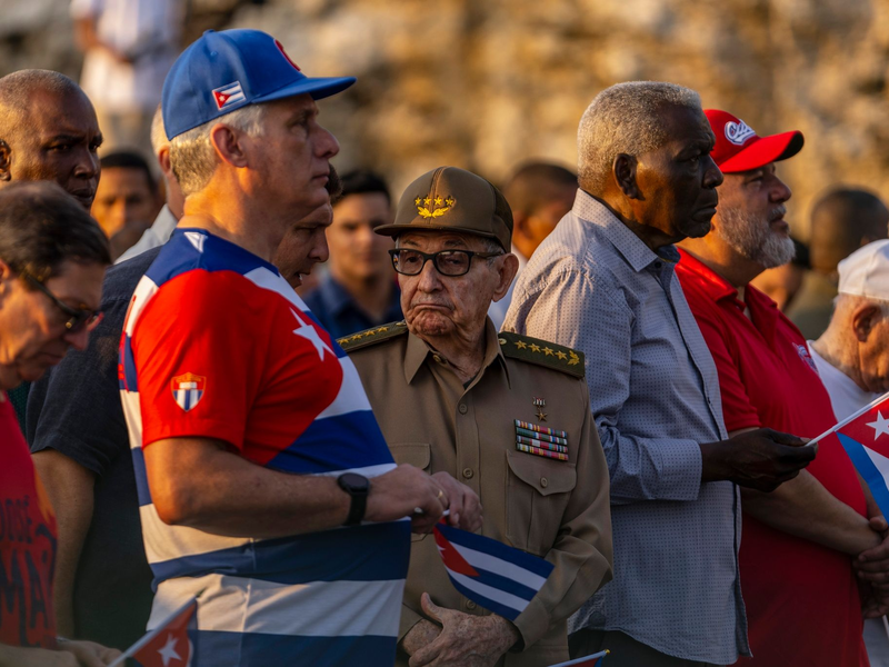 Miguel Diaz-Canel (2.v.l), Präsident von Kuba, und Raul Castro (M), ehemaliger Präsident von Kuba, nehmen an den Feierlichkeiten zum Tag der Arbeit teil. - Foto: Ramon Espinosa/AP/dpa