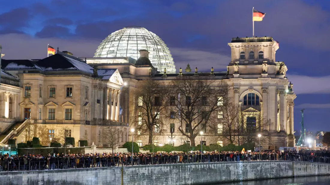 Für Samstag, den 3. Februar, ist eine weitere Großdemonstration gegen Rechts am Bundestag mit 100.000 Menschen angemeldet. - Bild: Carsten Koall/dpa