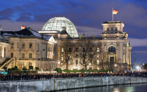 Für Samstag, den 3. Februar, ist eine weitere Großdemonstration gegen Rechts am Bundestag mit 100.000 Menschen angemeldet. - Foto: Carsten Koall/dpa