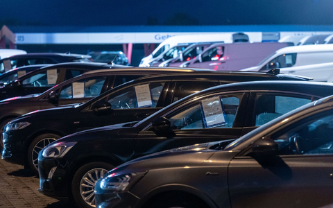 In Deutschland sind E-Autos bis zu 25 Prozent teurer als vergleichbare Verbrennerfahrzeuge. - Foto: Hendrik Schmidt/dpa In Deutschland sind E-Autos bis zu 25 Prozent teurer als vergleichbare Verbrennerfahrzeuge. - Foto: Hendrik Schmidt/dpa