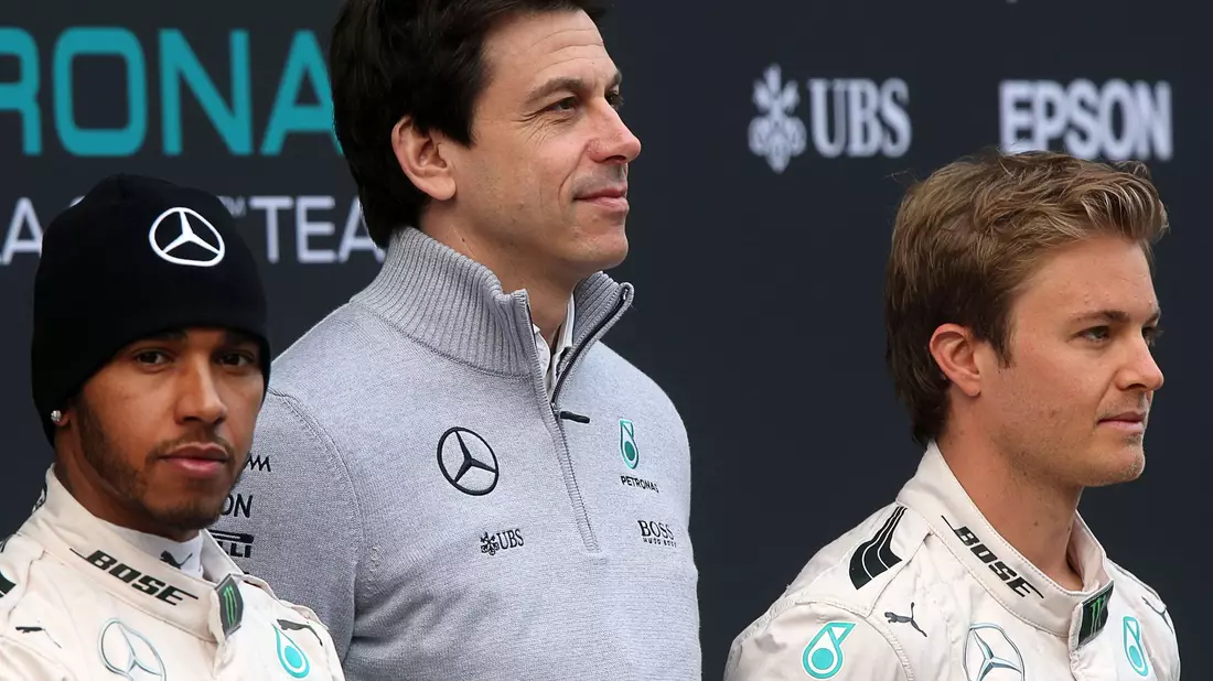Der deutsche Formel-1-Pilot Nico Rosberg (R) und der britische Formel-1-Pilot Lewis Hamilton (L) vom Mercedes AMG Petronas Team sowie der österreichische Mercedes-Motorsportchef Toto Wolff. - Bild: Jens Büttner/dpa