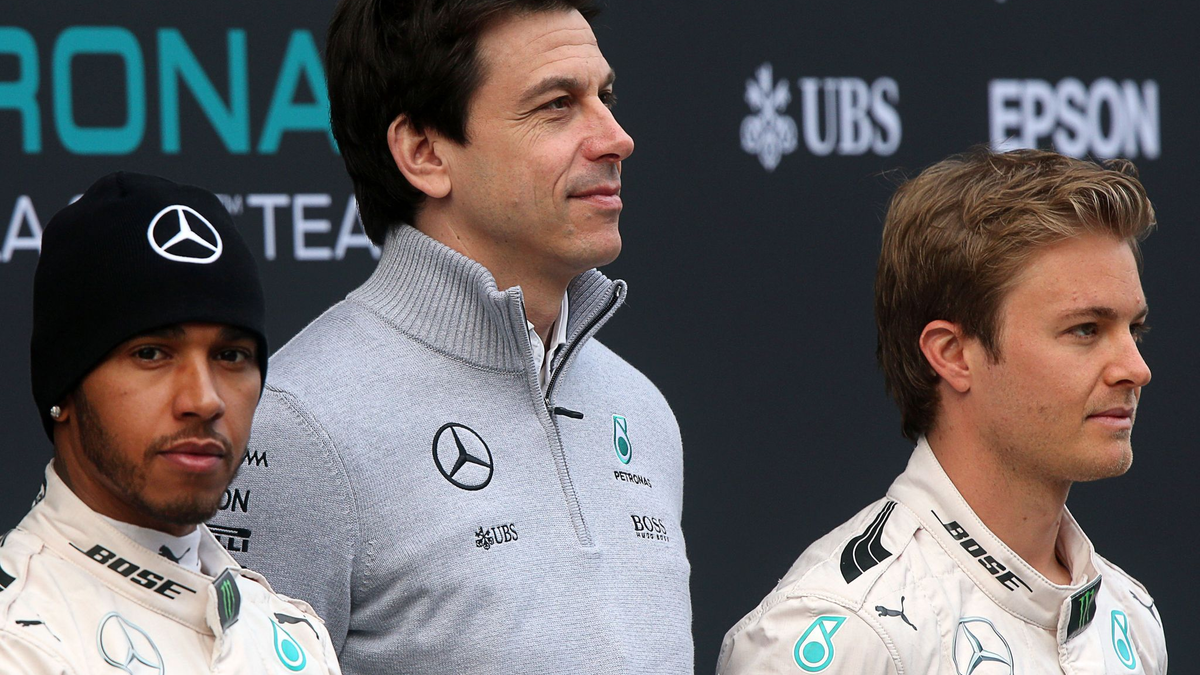 Der deutsche Formel-1-Pilot Nico Rosberg (R) und der britische Formel-1-Pilot Lewis Hamilton (L) vom Mercedes AMG Petronas Team sowie der österreichische Mercedes-Motorsportchef Toto Wolff. - Foto: Jens Büttner/dpa