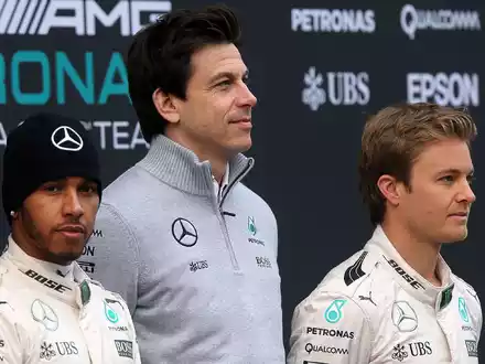 Der deutsche Formel-1-Pilot Nico Rosberg (R) und der britische Formel-1-Pilot Lewis Hamilton (L) vom Mercedes AMG Petronas Team sowie der österreichische Mercedes-Motorsportchef Toto Wolff. - Foto: Jens Büttner/dpa
