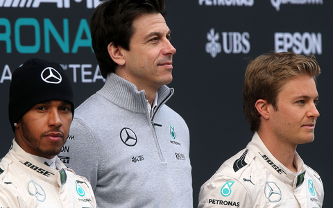Der deutsche Formel-1-Pilot Nico Rosberg (R) und der britische Formel-1-Pilot Lewis Hamilton (L) vom Mercedes AMG Petronas Team sowie der österreichische Mercedes-Motorsportchef Toto Wolff. - Foto: Jens Büttner/dpa