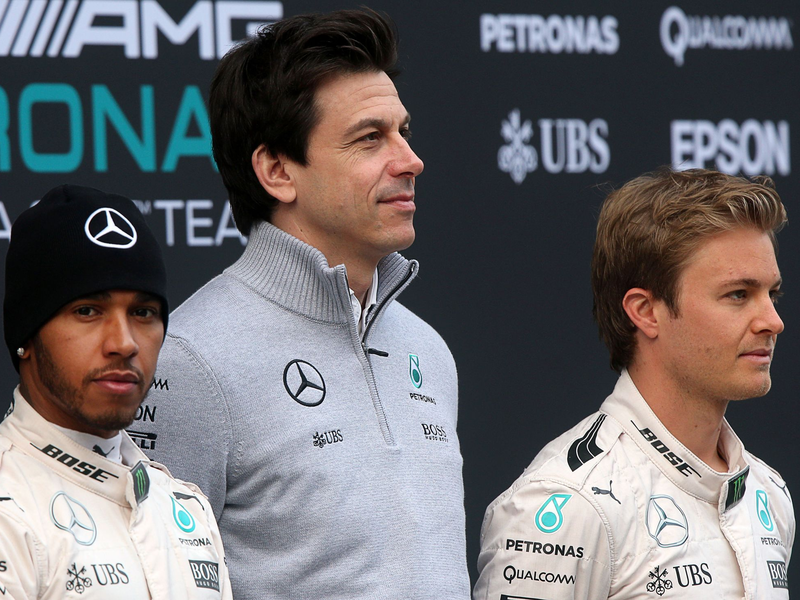 Der deutsche Formel-1-Pilot Nico Rosberg (R) und der britische Formel-1-Pilot Lewis Hamilton (L) vom Mercedes AMG Petronas Team sowie der österreichische Mercedes-Motorsportchef Toto Wolff. - Foto: Jens Büttner/dpa