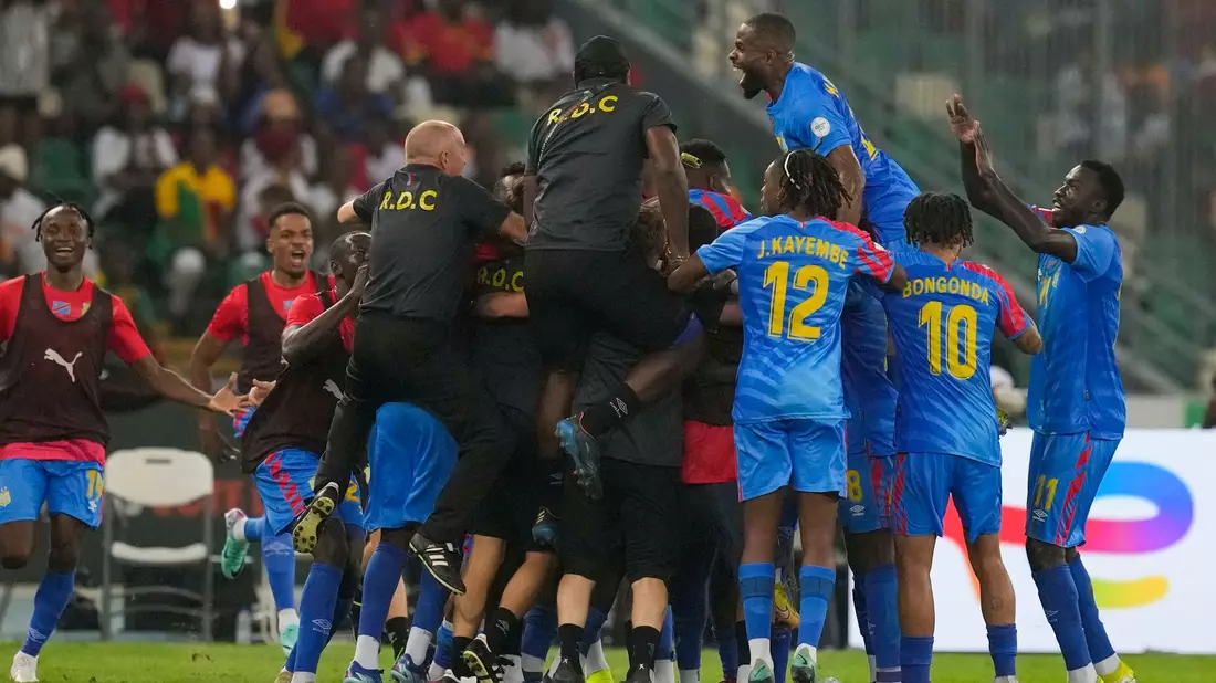 Die Spieler der Demokratischen Republik Kongo feiern den Einzug ins Halbfinale des Afrika-Cups. - Bild: Themba Hadebe/AP