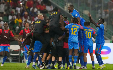 Die Spieler der Demokratischen Republik Kongo feiern den Einzug ins Halbfinale des Afrika-Cups. - Foto: Themba Hadebe/AP