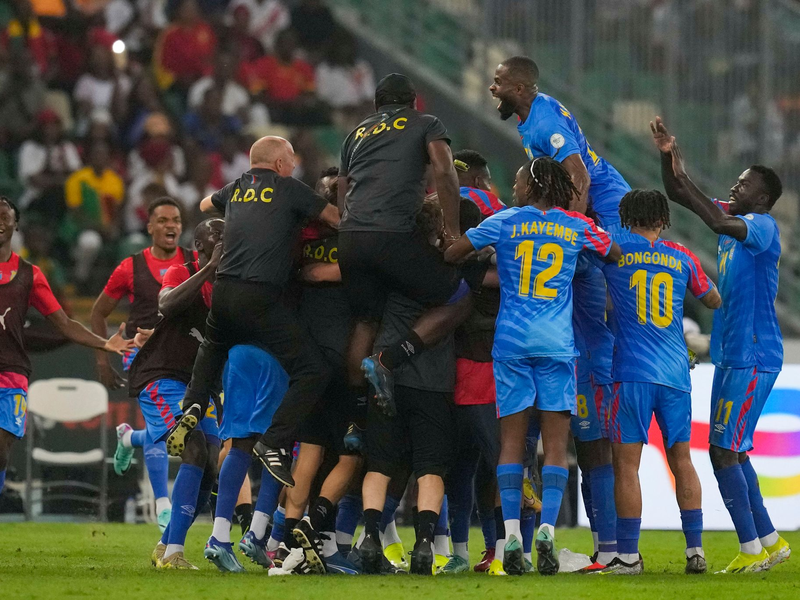 Die Spieler der Demokratischen Republik Kongo feiern den Einzug ins Halbfinale des Afrika-Cups. - Foto: Themba Hadebe/AP