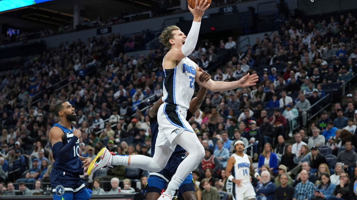 Orlandos Moritz Wagner zieht zum Korb, während er von Minnesotas Naz Reid gefoult wird. - Foto: Abbie Parr/AP