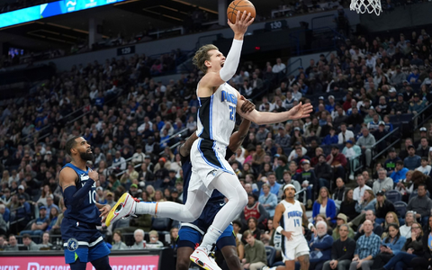 Orlandos Moritz Wagner zieht zum Korb, während er von Minnesotas Naz Reid gefoult wird. - Foto: Abbie Parr/AP