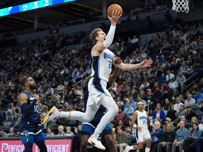 Orlandos Moritz Wagner zieht zum Korb, während er von Minnesotas Naz Reid gefoult wird. - Foto: Abbie Parr/AP