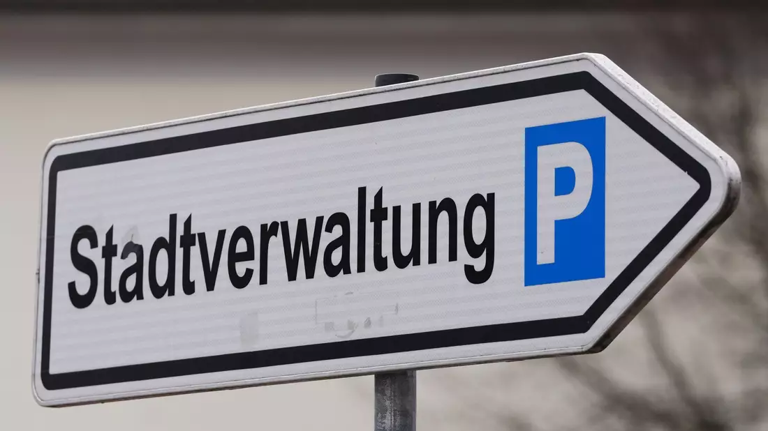Ein Schild weist den Weg zum Parkplatz der Stadtverwaltung. - Bild: Soeren Stache/dpa