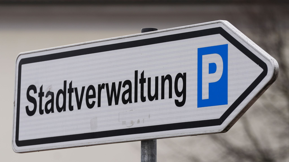 Ein Schild weist den Weg zum Parkplatz der Stadtverwaltung. - Foto: Soeren Stache/dpa