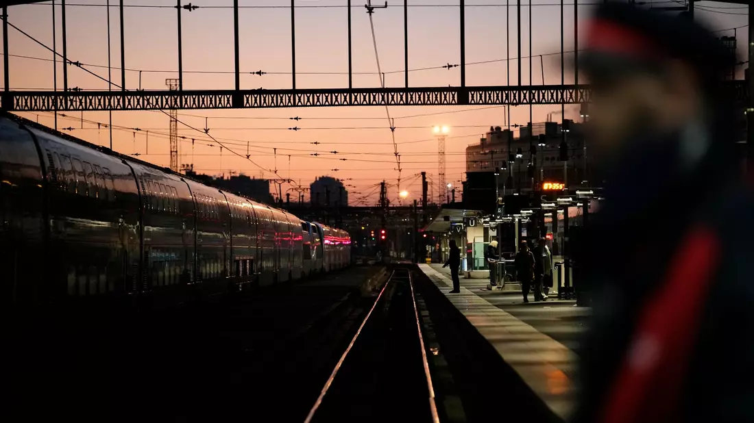 Pendler warten auf einen Zug am Bahnhof Gare de Lyon. Ein Messerangreifer hat in dem Bahnhof am Samstagmorgen drei Menschen verletzt. - Bild: Christophe Ena/AP/dpa