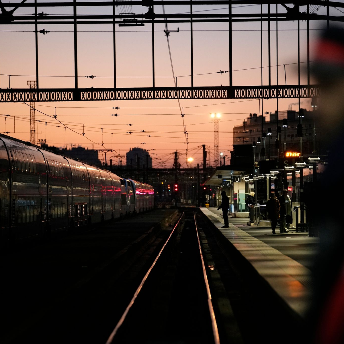 Pendler warten auf einen Zug am Bahnhof Gare de Lyon. Ein Messerangreifer hat in dem Bahnhof am Samstagmorgen drei Menschen verletzt. - Foto: Christophe Ena/AP/dpa