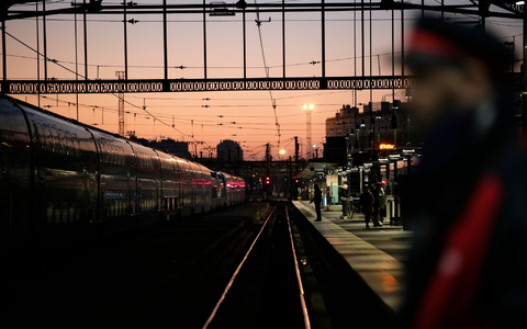 Pendler warten auf einen Zug am Bahnhof Gare de Lyon. Ein Messerangreifer hat in dem Bahnhof am Samstagmorgen drei Menschen verletzt. - Foto: Christophe Ena/AP/dpa