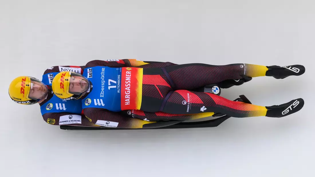 Tobias Wendl und Tobias Arlt fahren die Bahn hinab. - Bild: Robert Michael/dpa