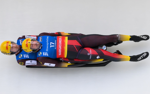 Tobias Wendl und Tobias Arlt fahren die Bahn hinab. - Foto: Robert Michael/dpa