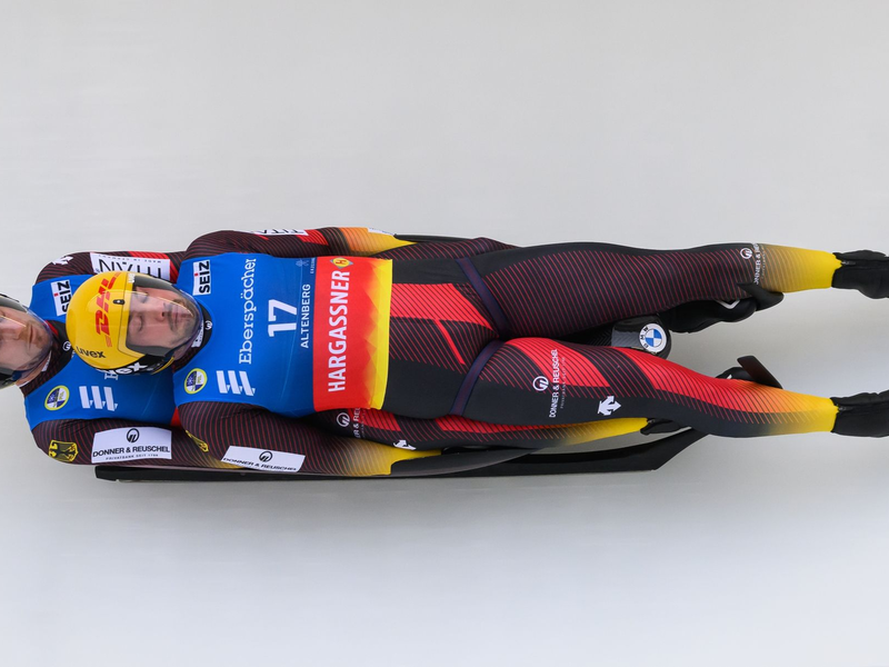 Tobias Wendl und Tobias Arlt fahren die Bahn hinab. - Foto: Robert Michael/dpa