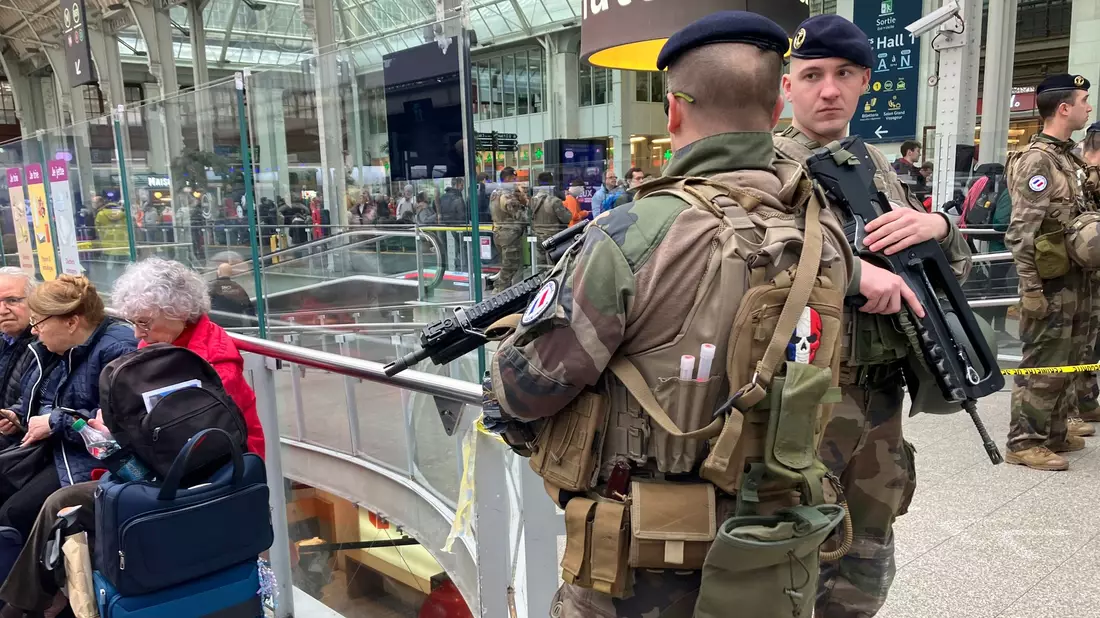 Soldaten patrouillieren im Pariser Bahnhof Gare de Lyon nach einer Messerattacke. - Bild: Christophe Ena/AP