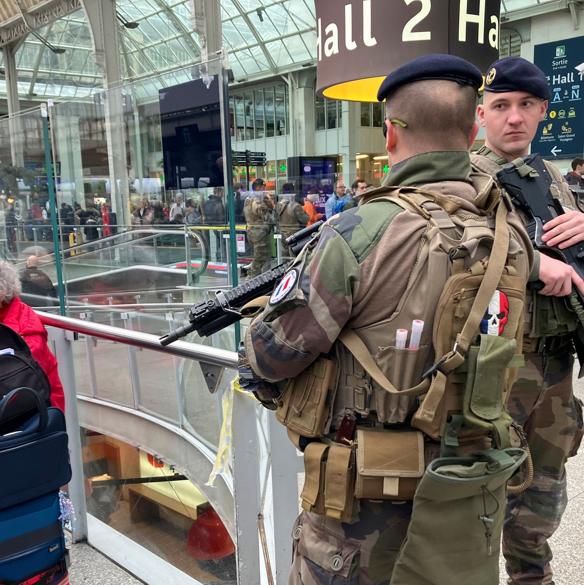 Soldaten patrouillieren im Pariser Bahnhof Gare de Lyon nach einer Messerattacke. - Foto: Christophe Ena/AP
