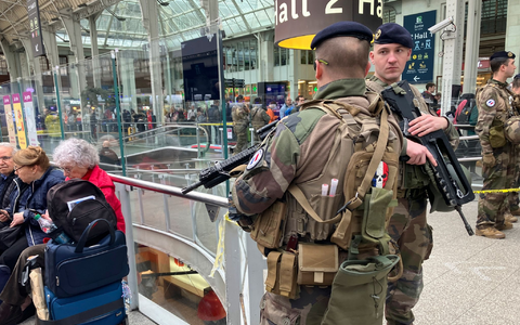 Soldaten patrouillieren im Pariser Bahnhof Gare de Lyon nach einer Messerattacke. - Foto: Christophe Ena/AP