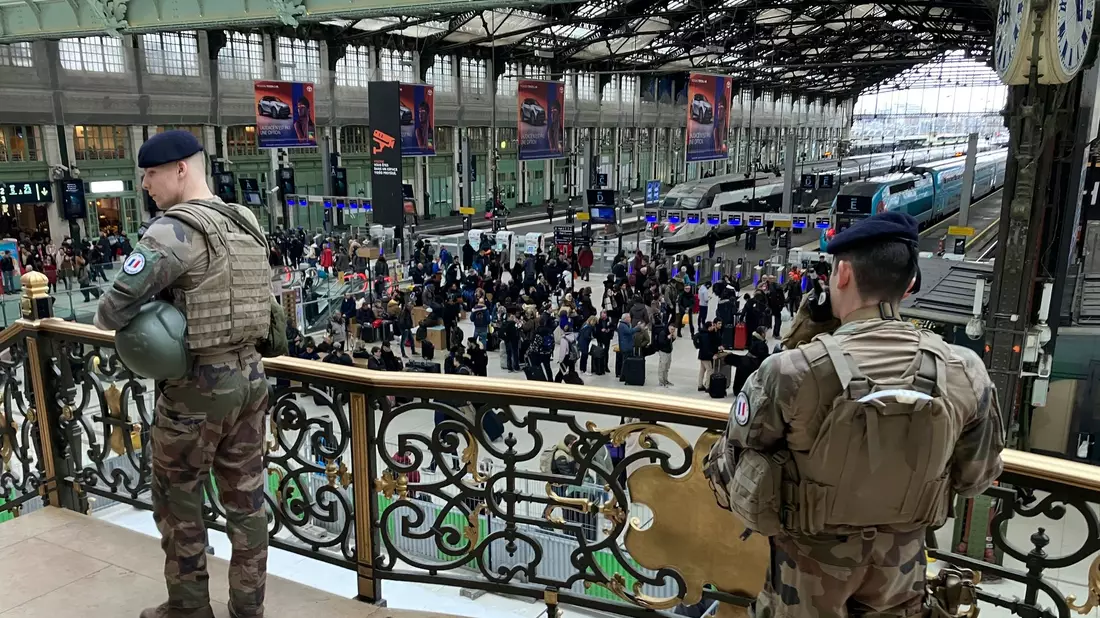 Soldaten patrouillieren nach einer Messerattacke im Pariser Hauptbahnhof Gare de Lyon, bei der drei Menschen verletzt worden sind. - Bild: Christophe Ena/AP/dpa