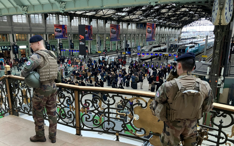 Soldaten patrouillieren nach einer Messerattacke im Pariser Hauptbahnhof Gare de Lyon, bei der drei Menschen verletzt worden sind. - Foto: Christophe Ena/AP/dpa