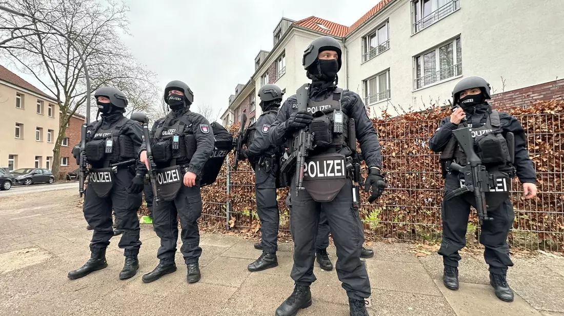 Polizisten stehen in der nähe des Tatorts in Billstedt, an dem zwei Männer durch einen Messerangriff tödlich verletzt worden sind. - Bild: Steven Hutchings/dpa