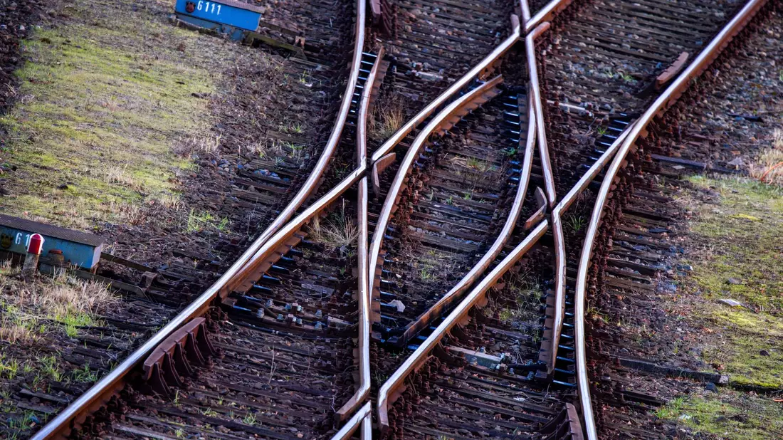 Ein Gleiskreuz ist im Rangierbahnhof am Seehafen zu sehen. Die Sparzwänge der Bundesregierung belasten auch die Bahn. - Bild: Jens Büttner/dpa