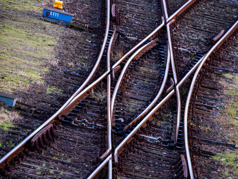 Ein Gleiskreuz ist im Rangierbahnhof am Seehafen zu sehen. Die Sparzwänge der Bundesregierung belasten auch die Bahn. - Foto: Jens Büttner/dpa