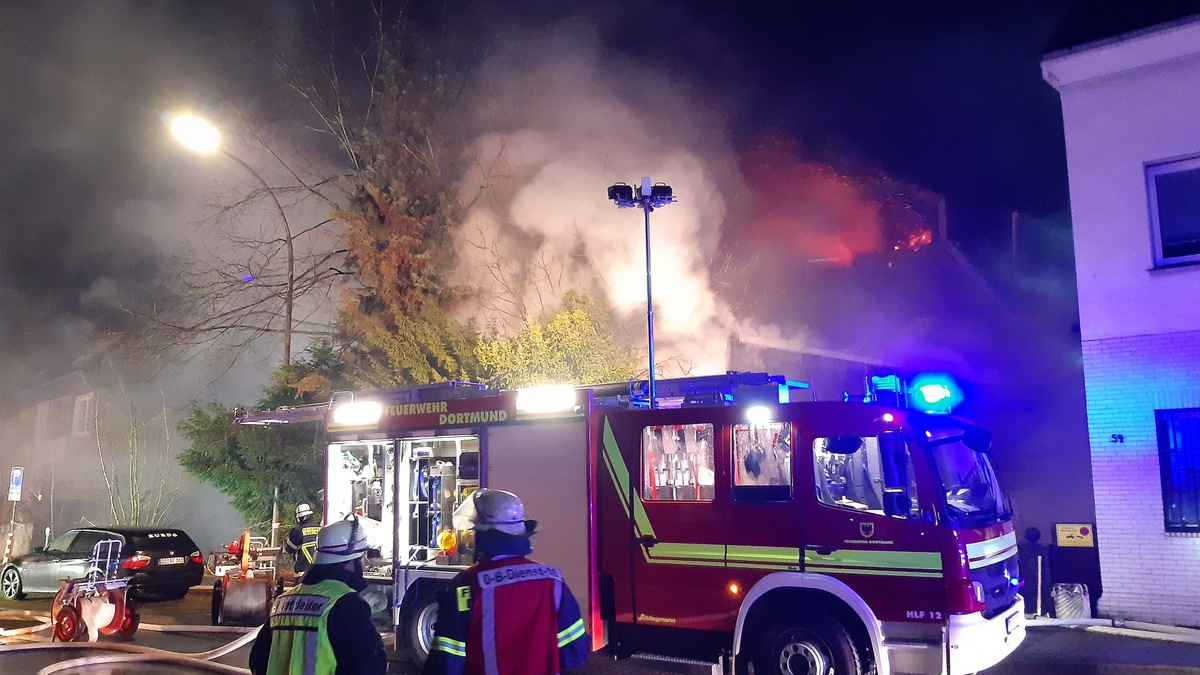 FW-DO: Leerstehendes Gebäude brennt vollständig aus - Feuerwehr die ganze Nacht im Einsatz - Foto: presseportal.de