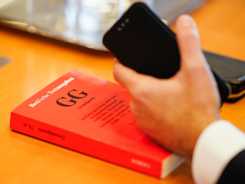 Artikel 3 des Grundgesetzes besagt, dass niemand wegen seines Geschlechtes, Abstammung, Rasse, Sprache, Heimat, Herkunft, Glaubens oder politischen Anschauungen benachteiligt oder bevorzugt werden darf. - Foto: Uwe Anspach/dpa