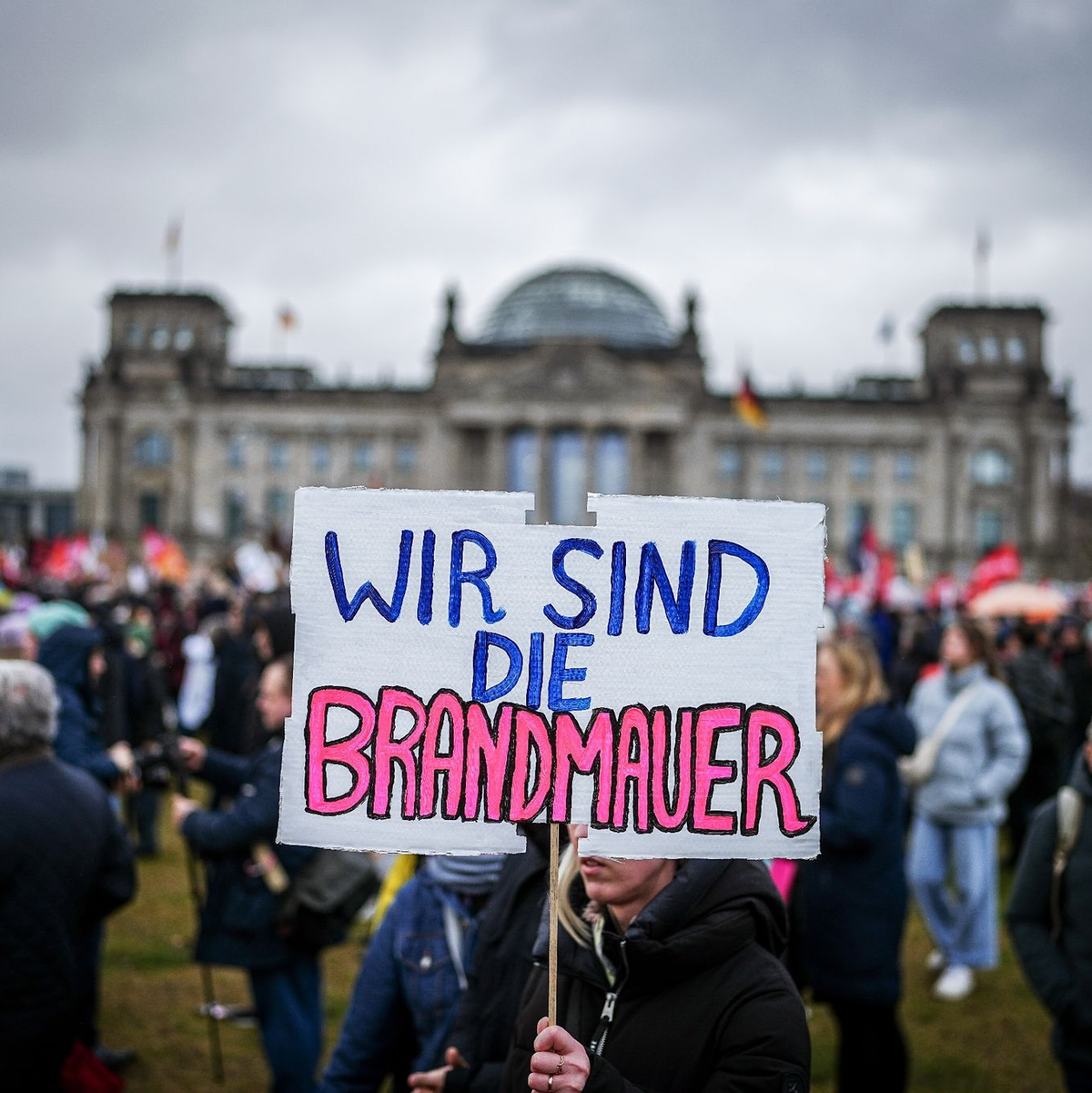 Zahlreiche Menschen nehmen mit Plakaten an der Demonstration eines Bündnisses «Wir sind die Brandmauer» für Demokratie und gegen Rechtsextremismus teil. - Foto: Kay Nietfeld/dpa