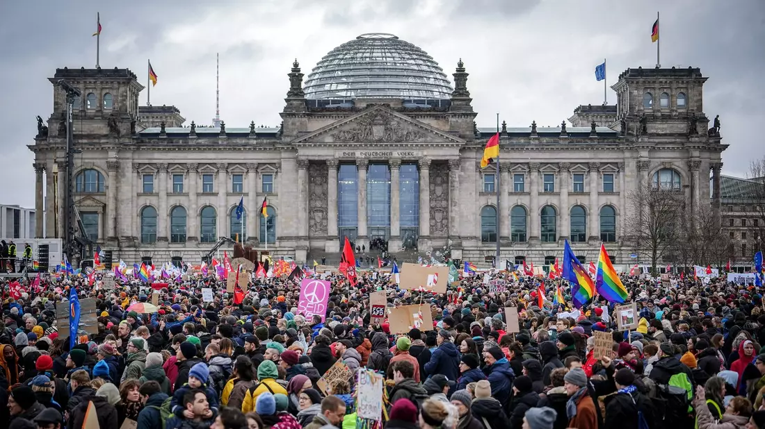 Klima-Aktivistin Luisa Neubauer spricht bei der Demo gegen rechts in Berlin. - Bild: Kay Nietfeld/dpa