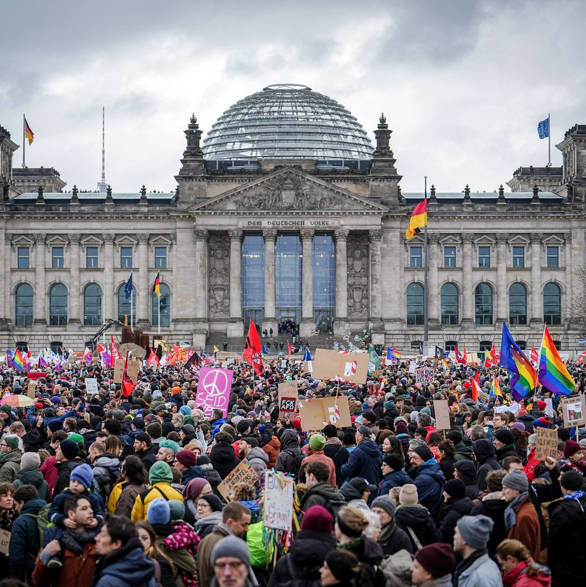 Klima-Aktivistin Luisa Neubauer spricht bei der Demo gegen rechts in Berlin. - Foto: Kay Nietfeld/dpa