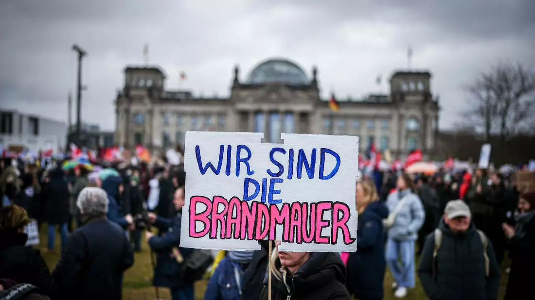 Zahlreiche Menschen nehmen mit Plakaten an der Demonstration eines Bündnisses «Wir sind die Brandmauer» für Demokratie und gegen Rechtsextremismus teil. - Bild: Kay Nietfeld/dpa
