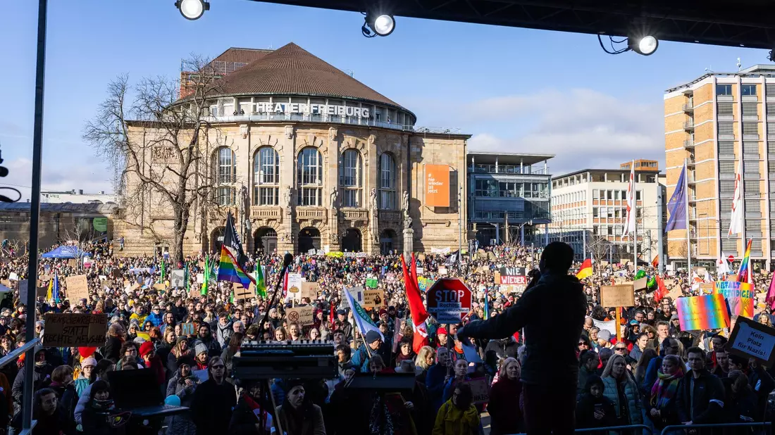 Zahlreiche Menschen stehen in Freiburg auf dem Platz der Alten Synagoge und demonstrieren gegen rechts. - Bild: Philipp von Ditfurth/dpa