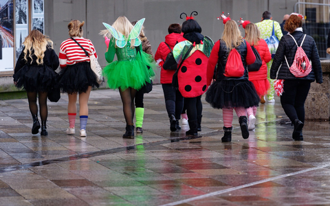 Eine Gruppe verkleideter Menschen ist in Köln unterwegs. Die Karnevalssaison in Deutschland ist wieder voll im Gange. - Foto: Henning Kaiser/dpa