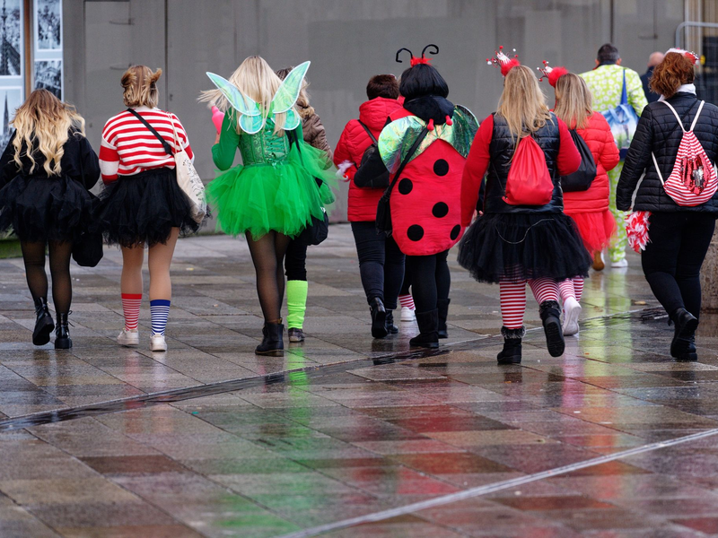 Eine Gruppe verkleideter Menschen ist in Köln unterwegs. Die Karnevalssaison in Deutschland ist wieder voll im Gange. - Foto: Henning Kaiser/dpa