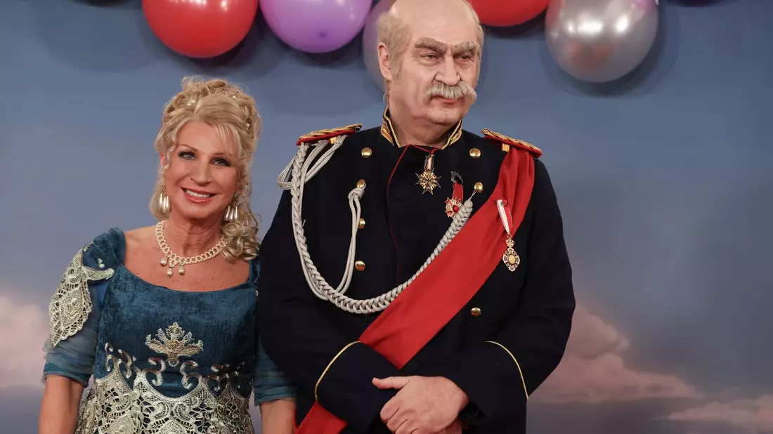 Bayerns Ministerpräsident Markus Söder und Karin Baumüller-Söder kommen als Reichskanzler Otto von Bismarck und eine Dame aus der Zeit Bismarcks zur Livesendung des Bayerischen Rundfunks Fastnacht in Franken. - Bild: Karl-Josef Hildenbrand/dpa