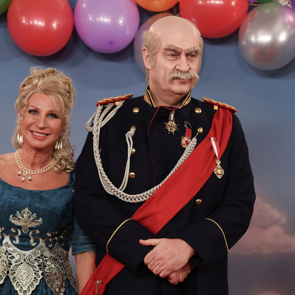 Bayerns Ministerpräsident Markus Söder und Karin Baumüller-Söder kommen als Reichskanzler Otto von Bismarck und eine Dame aus der Zeit Bismarcks zur Livesendung des Bayerischen Rundfunks 