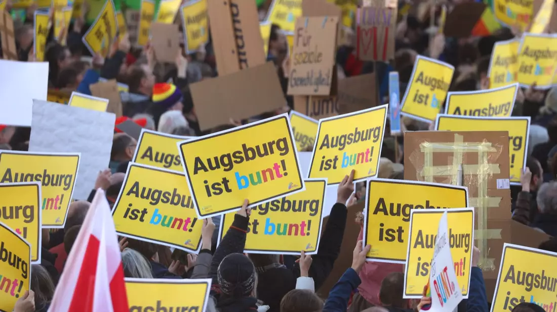 Etwa 25.000 Menschen haben nach Angaben der Polizei in Augsburg gegen Rechtsextremismus demonstriert. - Bild: Karl-Josef Hildenbrand/dpa