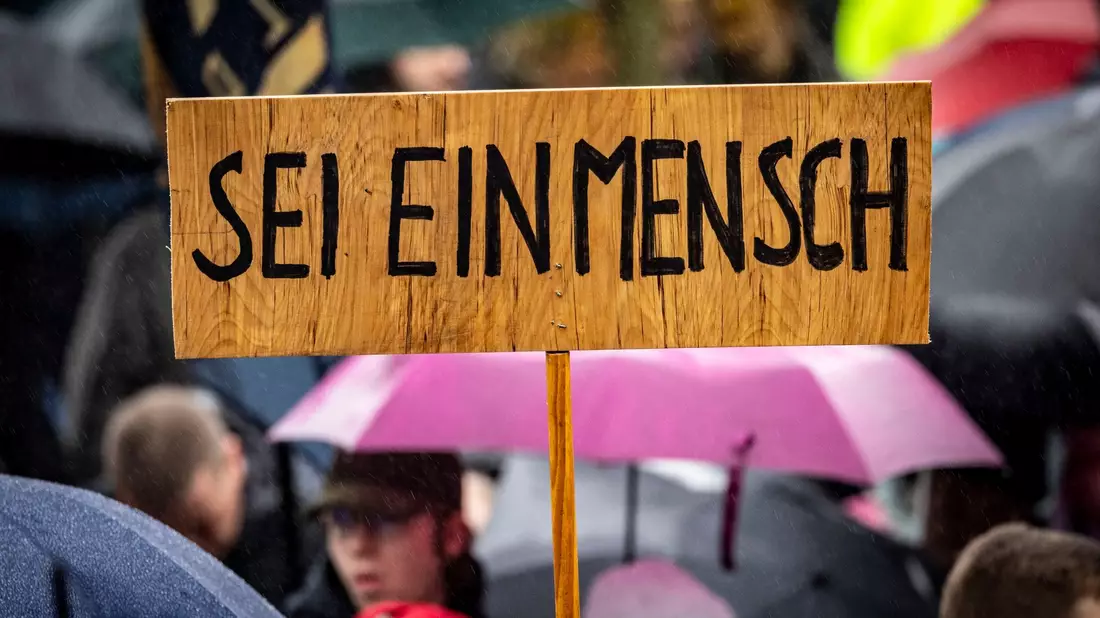 Demonstration gegen rechts in Krefeld. - Bild: Christoph Reichwein/dpa