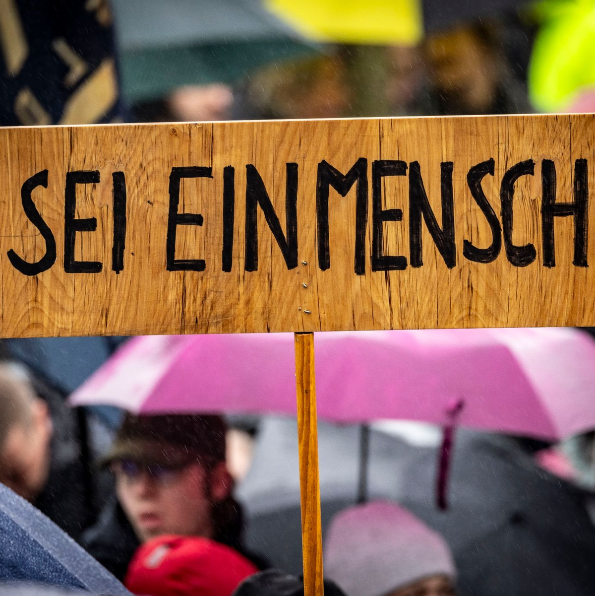 Demonstration gegen rechts in Krefeld. - Foto: Christoph Reichwein/dpa