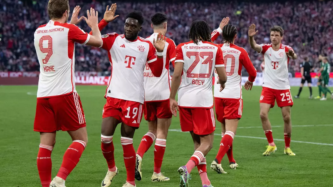 Harry Kane (l.) bejubelt sein 24. Saisontor mit seinen Mannschaftskollegen. - Bild: Sven Hoppe/dpa
